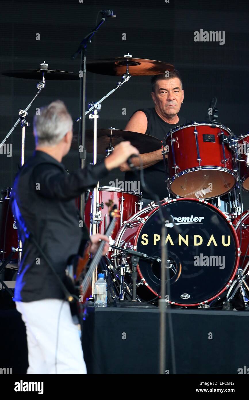 Spandau Ballet esibirsi dal vivo sul palco come parte di un sound check per Jimmy Kimmel Live. Dotato di: John Keeble dove: Los Angeles, California, Stati Uniti quando: 10 Nov 2014 Credit: Michael Wright/WENN.com Foto Stock