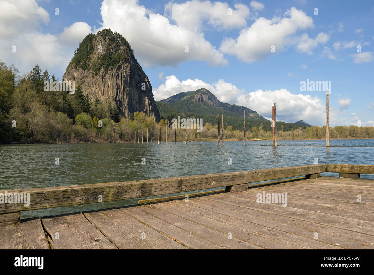 Beacon Rock dal Molo attracco in Columbia River Gorge in stato di Washington Park Foto Stock