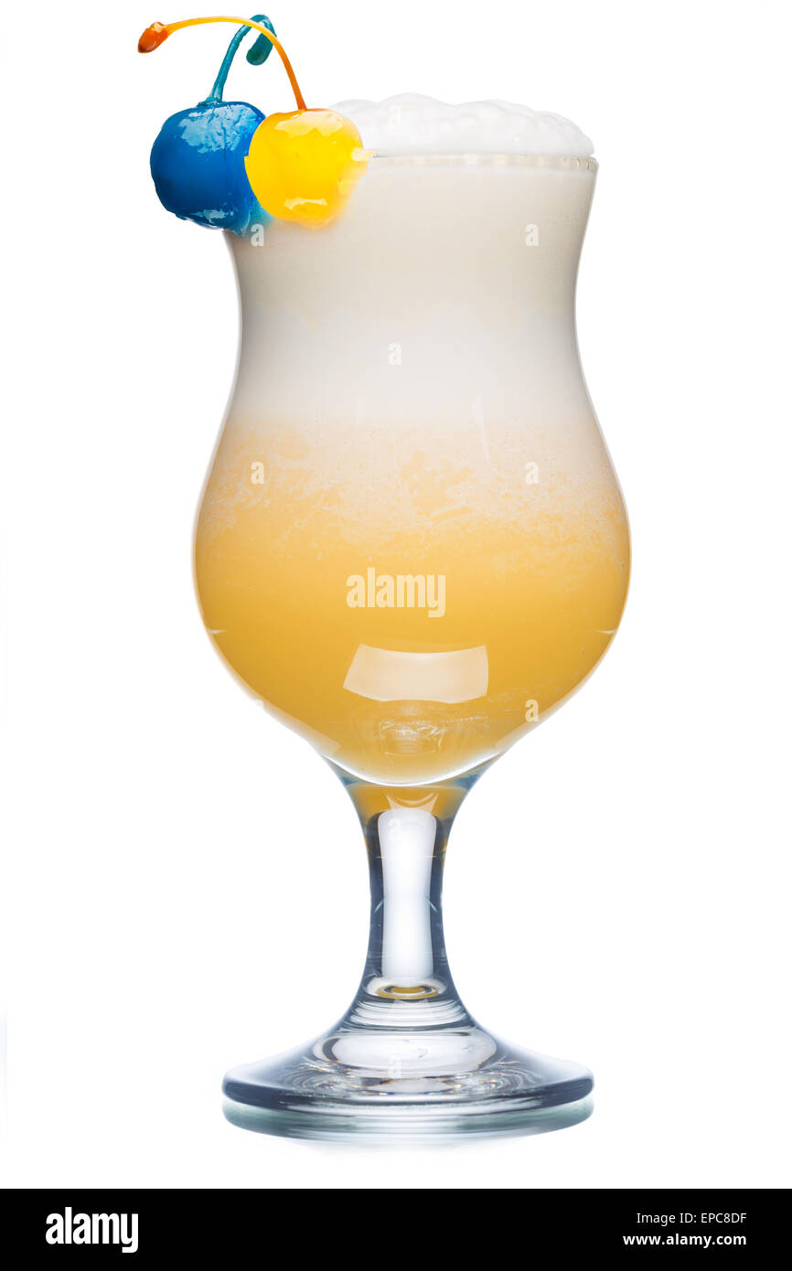Sala cocktail alcolico in vetro di uragano decorate in blu e giallo le ciliegie Foto Stock