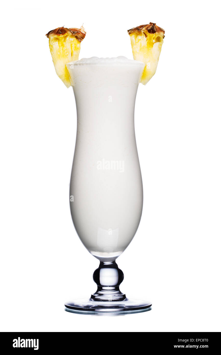 Cocktail di latte in vetro di uragano decorate con fette di ananas. Fresche, aspetto pulito. Foto Stock