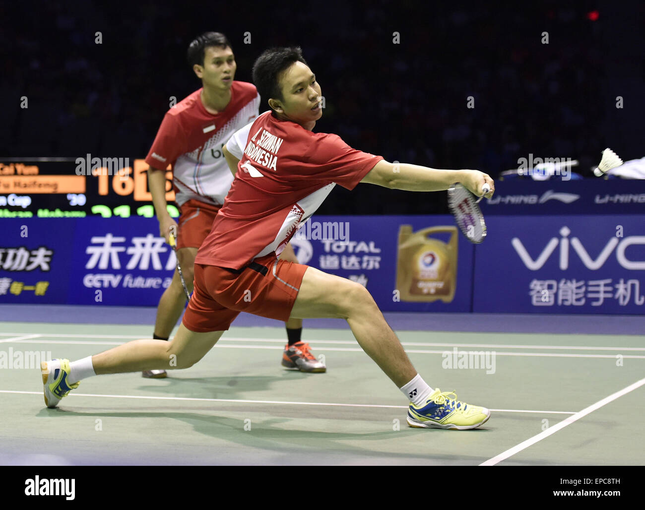 Il Dongguan, la Cina della provincia di Guangdong. 16 Maggio, 2015. In Indonesia i Hendra Setiawan/Mohammad Ahsan(L) competere durante la semifinale contro la Cina del Cai Yun/Fu Haifeng a 2015 Sudirman Cup BWF World Team misti campionati di Dongguan, Cina del sud della provincia di Guangdong, 16 maggio 2015. © Liang Xu/Xinhua/Alamy Live News Foto Stock