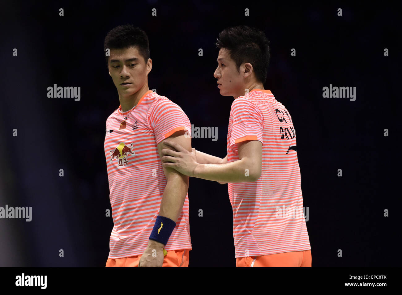 Il Dongguan, la Cina della provincia di Guangdong. 16 Maggio, 2015. La Cina del Cai Yun/Fu Haifeng(L) competere durante la semifinale contro Indonesia Hendra Setiawan/Mohammad Ahsan a 2015 Sudirman Cup BWF World Team misti campionati di Dongguan, Cina del sud della provincia di Guangdong, 16 maggio 2015. © Liang Xu/Xinhua/Alamy Live News Foto Stock