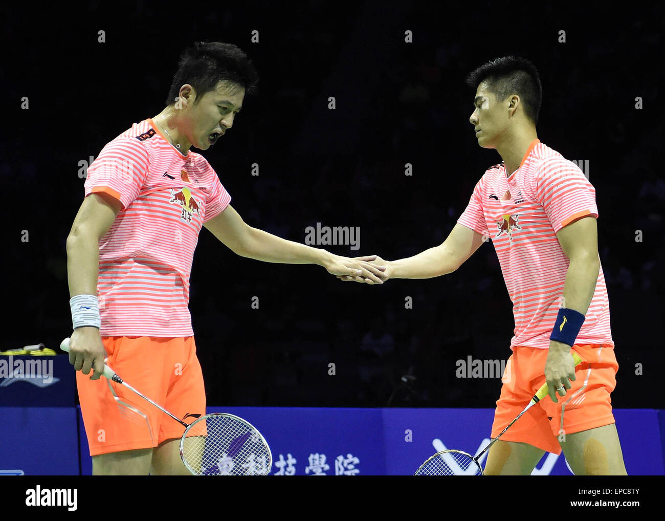 Il Dongguan, la Cina della provincia di Guangdong. 16 Maggio, 2015. La Cina del Cai Yun(L)/Fu Haifeng reagire durante la semifinale contro Indonesia Hendra Setiawan/Mohammad Ahsan a 2015 Sudirman Cup BWF World Team misti campionati di Dongguan, Cina del sud della provincia di Guangdong, 16 maggio 2015. © Liu Dawei/Xinhua/Alamy Live News Foto Stock