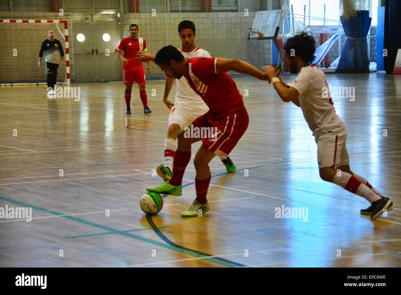 Gibilterra - 14 Maggio 2015 - Il futsal Gibilterra faccia nazionale hanno iniziato il loro week-end amichevoli internazionali con un 2-1 sconfitta contro la Svizzera al terzo centenario Sports Hall di Gibilterra. In una combattuta partita, la squadra di casa non erano in grado di colpire il bersaglio per una seconda volta per ottenere ciò che sarebbe stato un meritato disegnare dopo una combattuta seconda metà. © Stephen Ignacio/Alamy Live News Credit: stephen Ignacio/Alamy Live News Foto Stock