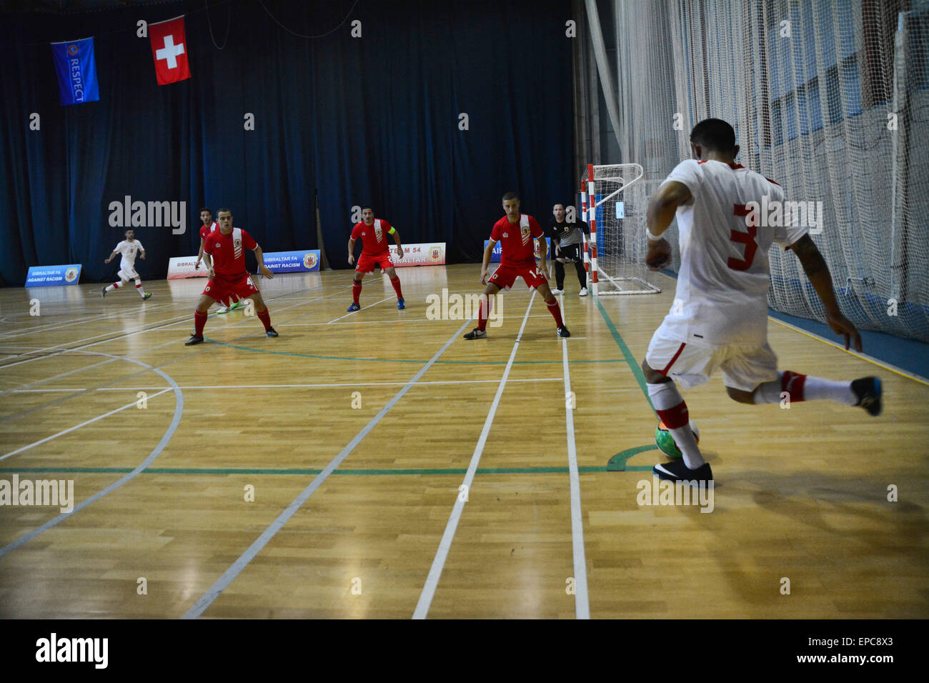 Gibilterra - 14 Maggio 2015 - Il futsal Gibilterra faccia nazionale hanno iniziato il loro week-end amichevoli internazionali con un 2-1 sconfitta contro la Svizzera al terzo centenario Sports Hall di Gibilterra. In una combattuta partita, la squadra di casa non erano in grado di colpire il bersaglio per una seconda volta per ottenere ciò che sarebbe stato un meritato disegnare dopo una combattuta seconda metà. © Stephen Ignacio/Alamy Live News Credit: stephen Ignacio/Alamy Live News Foto Stock