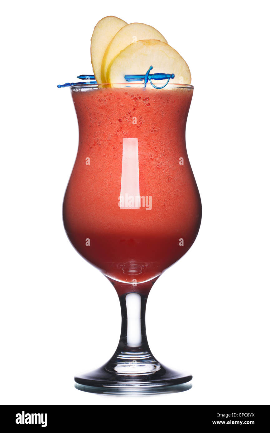Cocktail alcolico in vetro di uragano decorate con fette di mela. Fresche, aspetto pulito. Foto Stock
