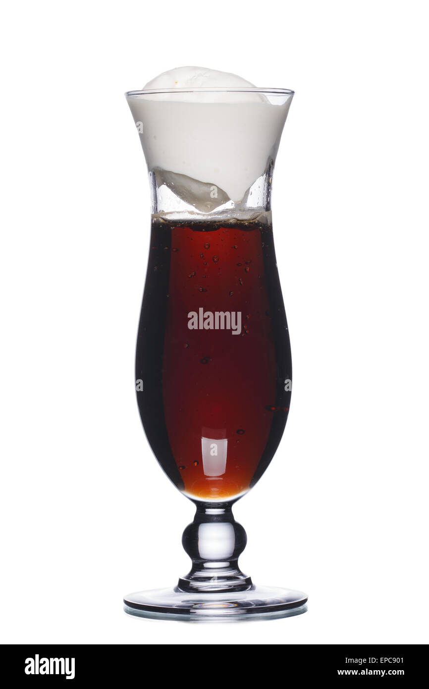 Cocktail alcolico con cola in vetro di uragano. Fresche, aspetto pulito. Foto Stock
