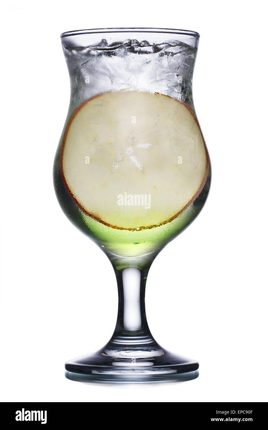 Cocktail alcolico in uragano di vetro con una fetta di apple. Fresche, aspetto pulito. Foto Stock