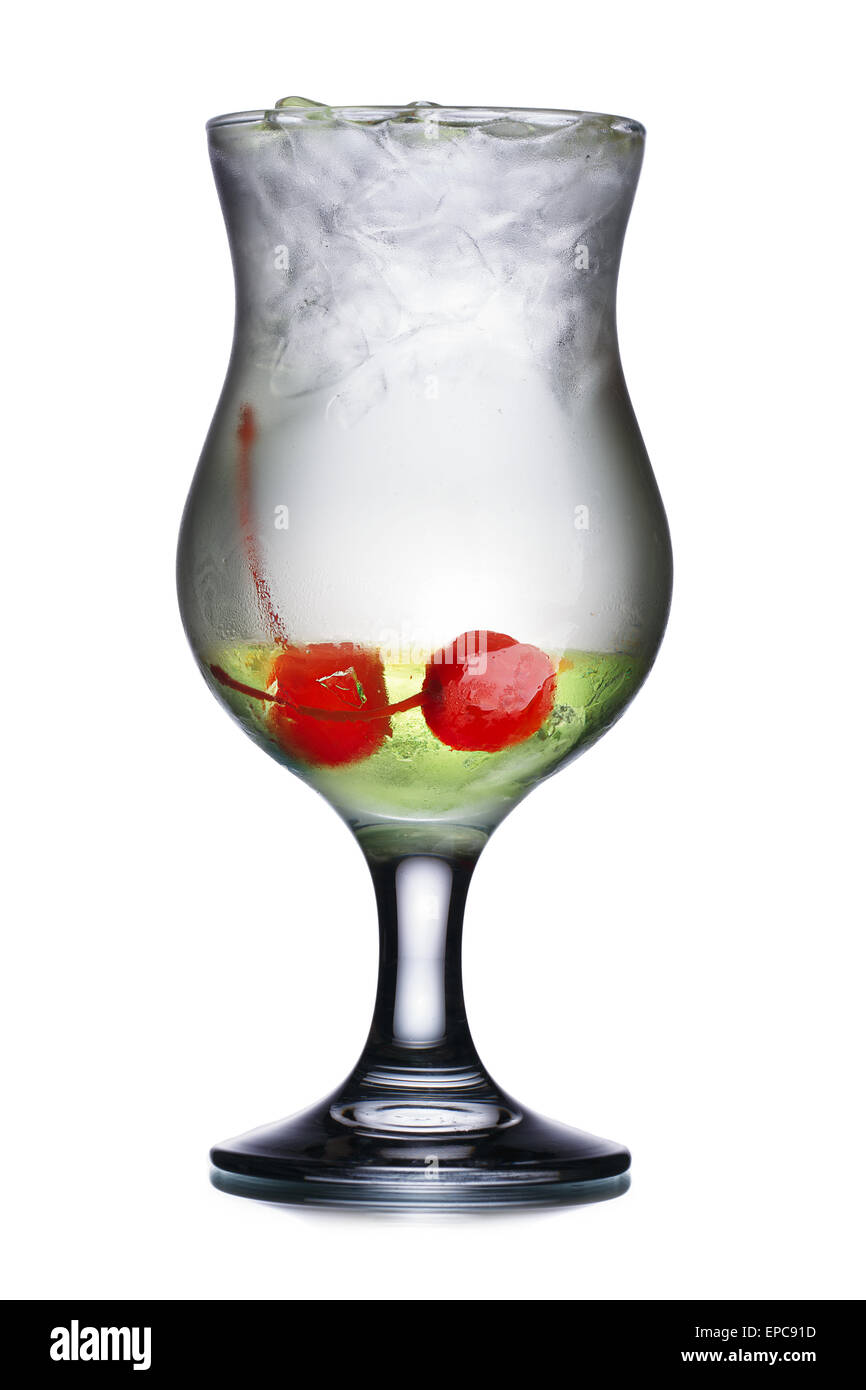 Cocktail alcolico uragano in vetro con ciliege rosse. Fresche, aspetto pulito. Foto Stock