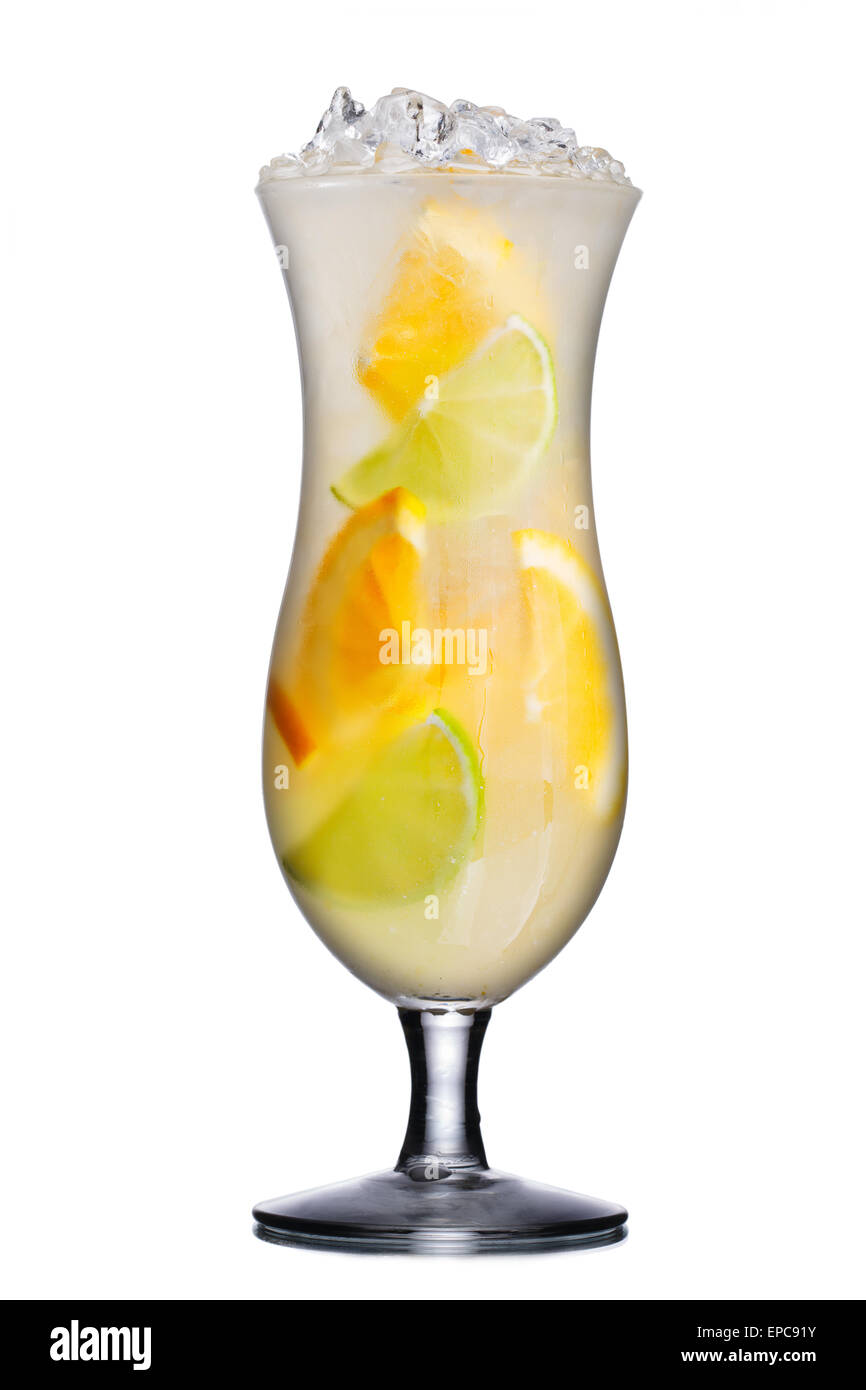 Cocktail alcolico uragano in vetro con ;ime e fettine di arancia. Fresche, aspetto pulito. Foto Stock