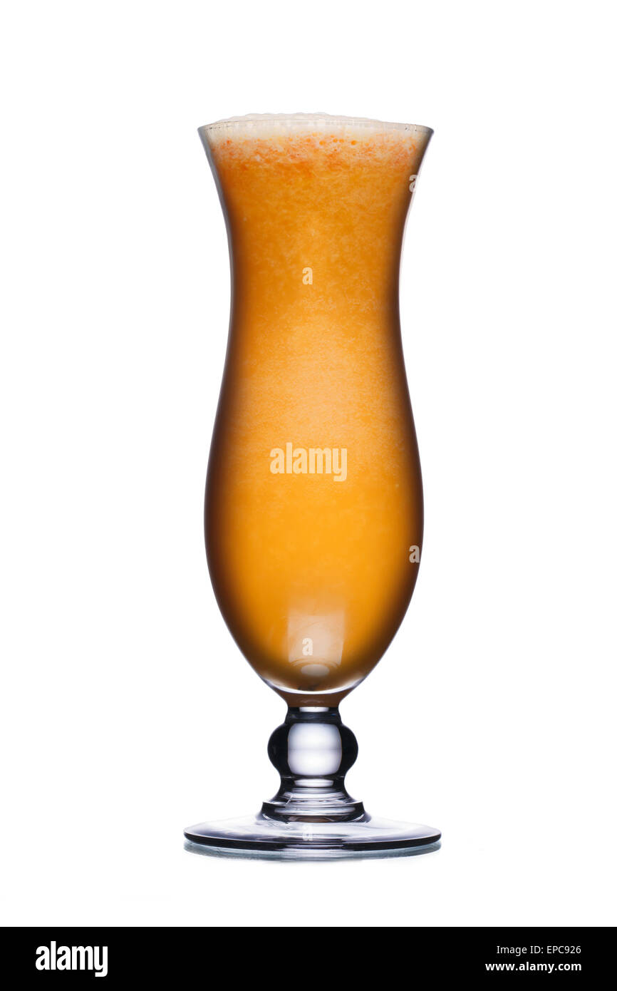 Ambra cocktail alcolico in vetro di uragano. Fresche, aspetto pulito. Foto Stock