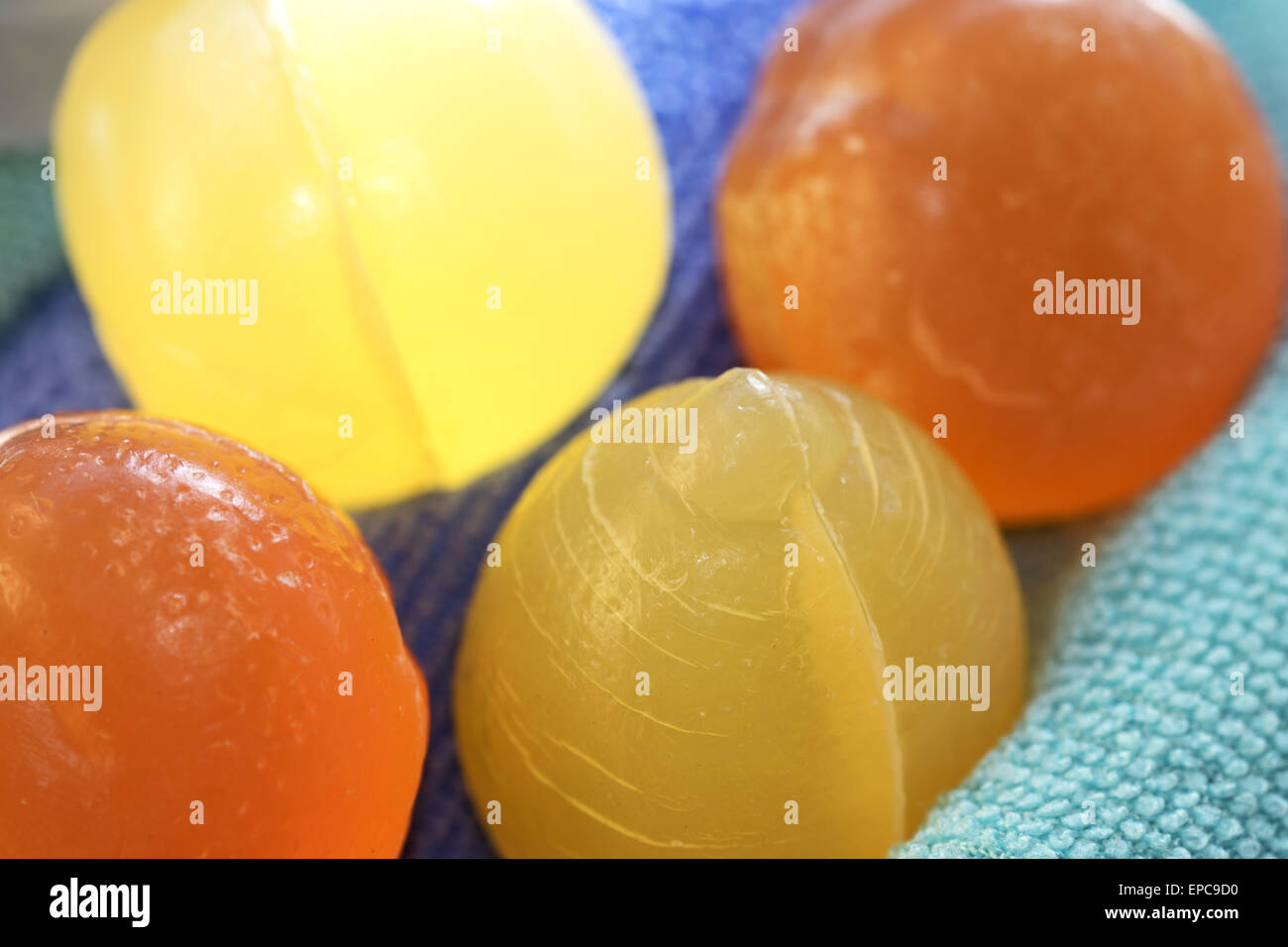La cura personale del benessere e della salute attraverso alcuni colorato e sapone profumato Foto Stock