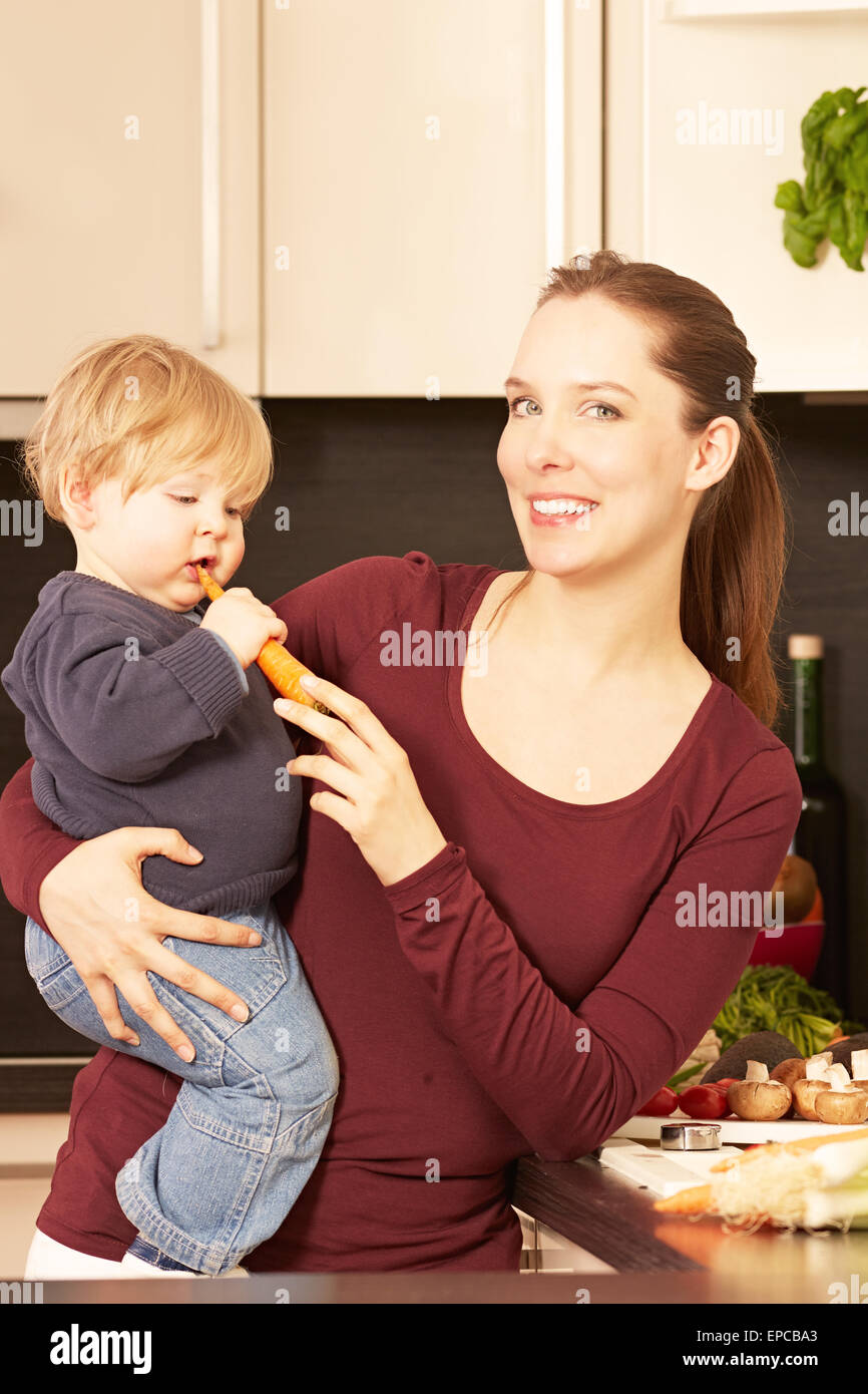 La madre e il bambino in cucina Foto Stock