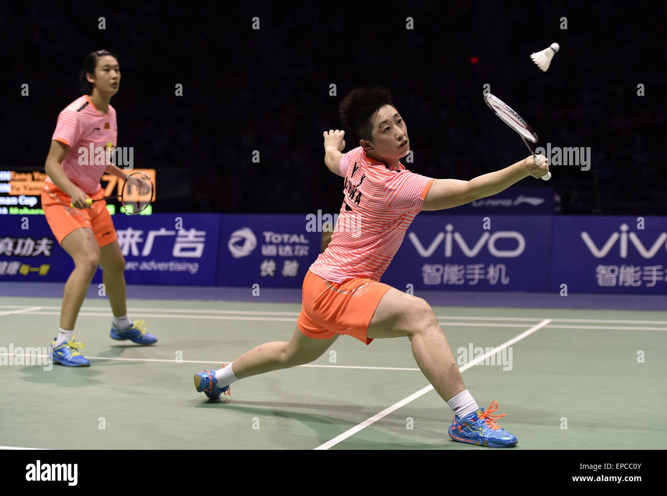Il Dongguan, la Cina della provincia di Guangdong. 16 Maggio, 2015. Yang Yu/codolo Yuanting(L) della Cina competere durante la semifinale contro Nitya Krishinda Maheswari/ Graysia Polii di Indonisia a 2015 Sudirman Cup BWF World Team misti campionati di Dongguan, Cina del sud della provincia di Guangdong, 16 maggio 2015. © Liang Xu/Xinhua/Alamy Live News Foto Stock