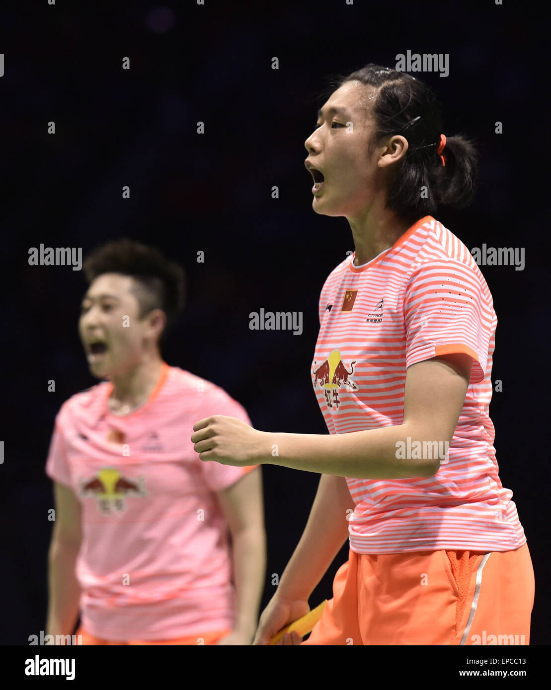 Il Dongguan, la Cina della provincia di Guangdong. 16 Maggio, 2015. Yang Yu/codolo Yuanting(R) della Cina competere durante la semifinale contro Nitya Krishinda Maheswari/Graysia Polii di Indonisia a 2015 Sudirman Cup BWF World Team misti campionati di Dongguan, Cina del sud della provincia di Guangdong, 16 maggio 2015. © Liang Xu/Xinhua/Alamy Live News Foto Stock