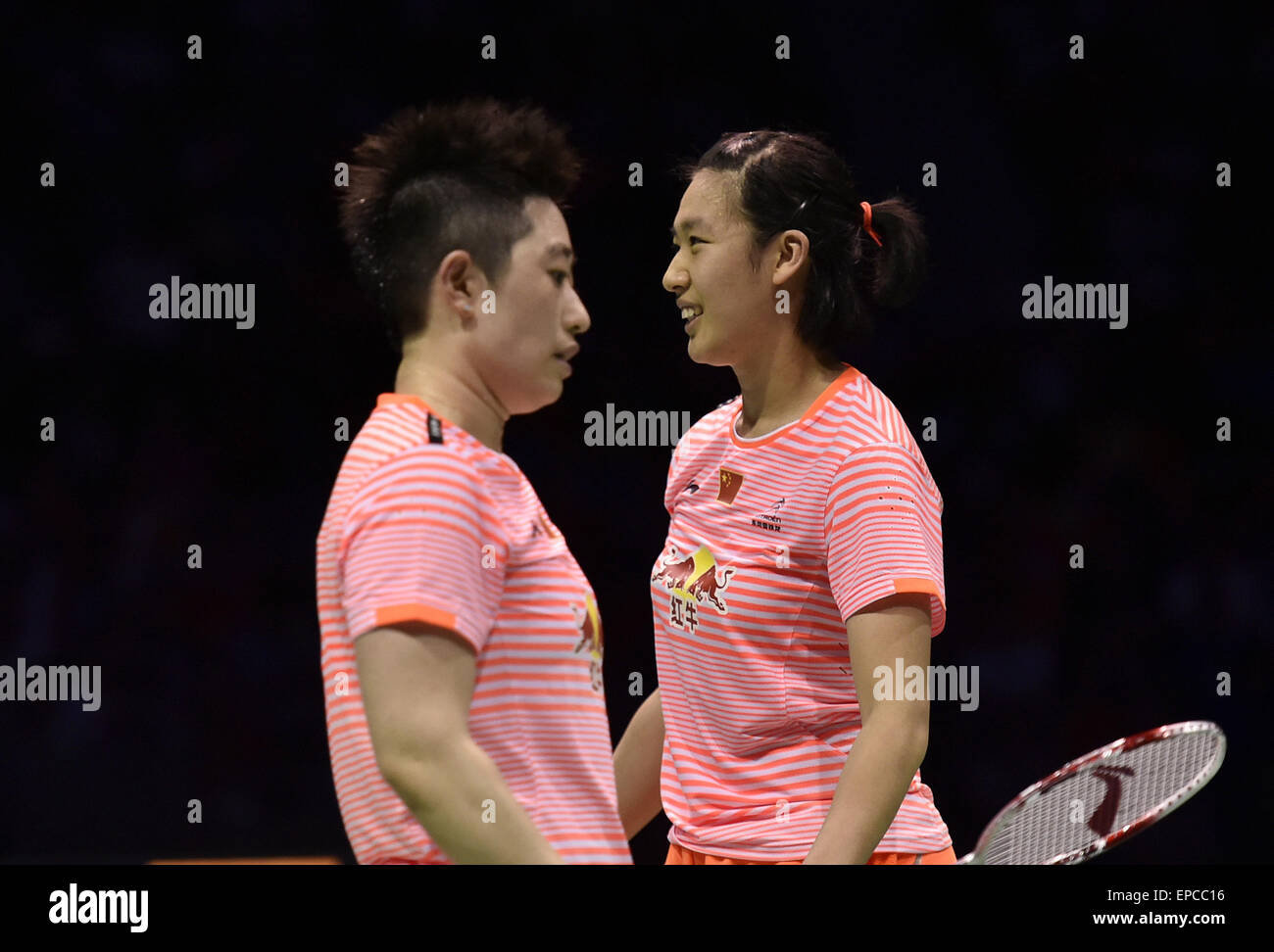 Il Dongguan, la Cina della provincia di Guangdong. 16 Maggio, 2015. Yang Yu/codolo Yuanting(R) della Cina competere durante la semifinale contro Nitya Krishinda Maheswari/ Graysia Polii di Indonisia a 2015 Sudirman Cup BWF World Team misti campionati di Dongguan, Cina del sud della provincia di Guangdong, 16 maggio 2015. © Liang Xu/Xinhua/Alamy Live News Foto Stock
