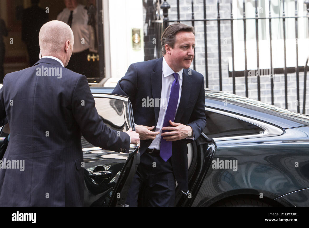 Il primo ministro,David Cameron, arriva al numero 10 di Downing street Foto Stock