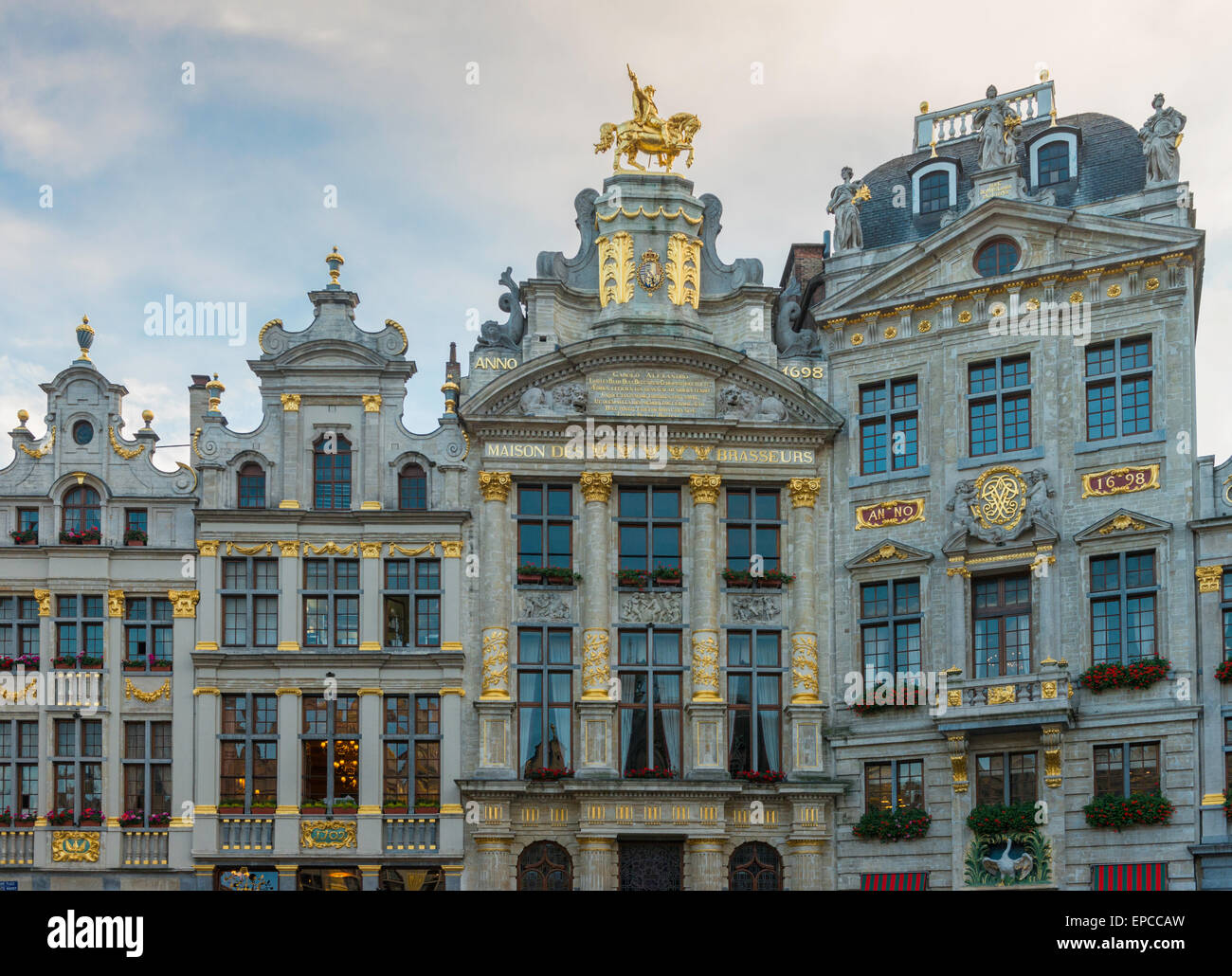 Ornato del xvii secolo Rinascimento Fiammingo edifici nell'angolo sud, Grand Place Bruxelles, Belgio, visto nella luce della sera Foto Stock