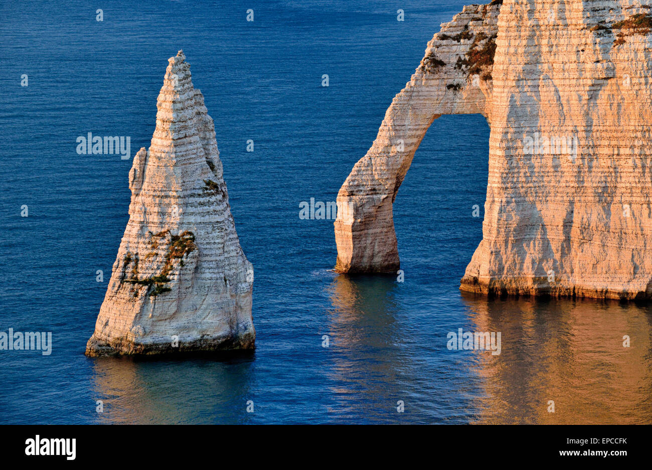Francia Normandia: vista superiore a Chalk rocce e dirupi di Etretát Foto Stock