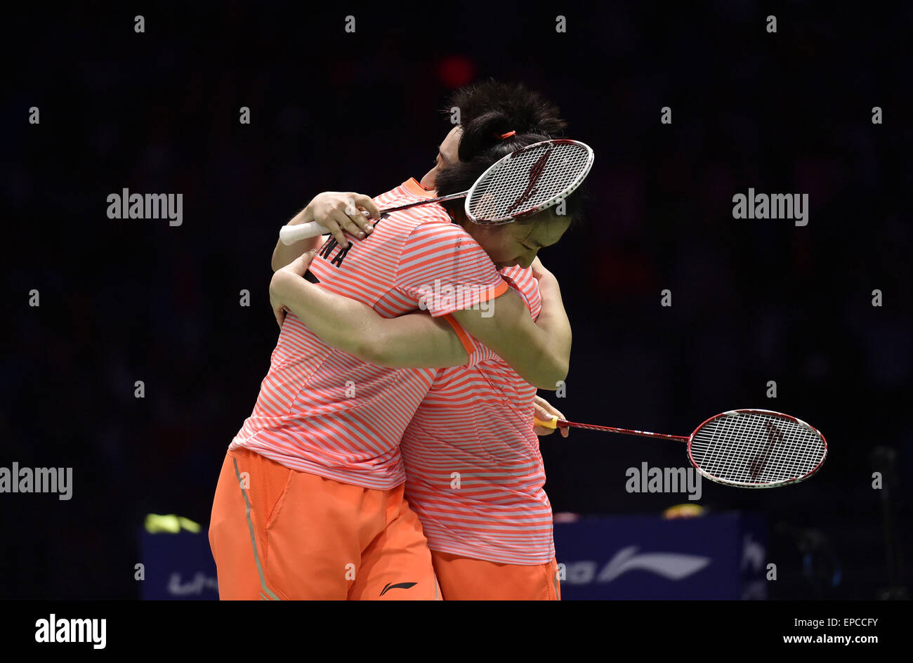 Il Dongguan, la Cina della provincia di Guangdong. 16 Maggio, 2015. Yang Yu/codolo Yuanting(L) della Cina celebrare durante la semifinale contro Nitya Krishinda Maheswari/Graysia Polii di Indonisia a 2015 Sudirman Cup BWF World Team misti campionati di Dongguan, Cina del sud della provincia di Guangdong, 16 maggio 2015. © Liang Xu/Xinhua/Alamy Live News Foto Stock