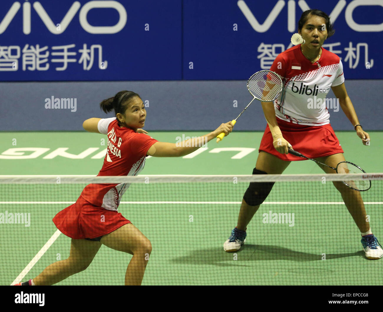 Il Dongguan, la Cina della provincia di Guangdong. 16 Maggio, 2015. Nitya Krishinda Maheswari/Graysia Polii (L)di Indonisia competere durante la semifinale contro Yu Yang/codolo Yuanting(R) della Cina al 2015 Sudirman Cup BWF World Team misti campionati di Dongguan, Cina del sud della provincia di Guangdong, 16 maggio 2015. © Meng Yongmin/Xinhua/Alamy Live News Foto Stock