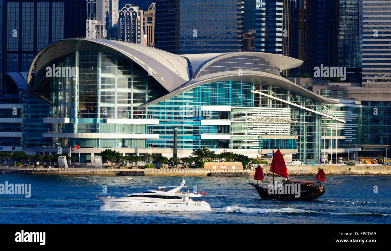 Tradizionale giunca Cinese e del centro convegni, del porto di Victoria e di Hong Kong, Cina. Foto Stock