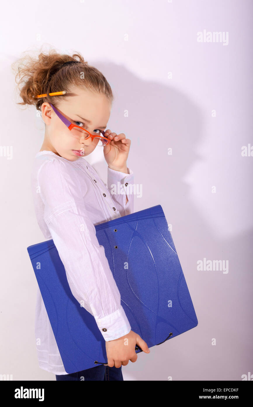 Clever ragazza bionda con cartella Foto Stock