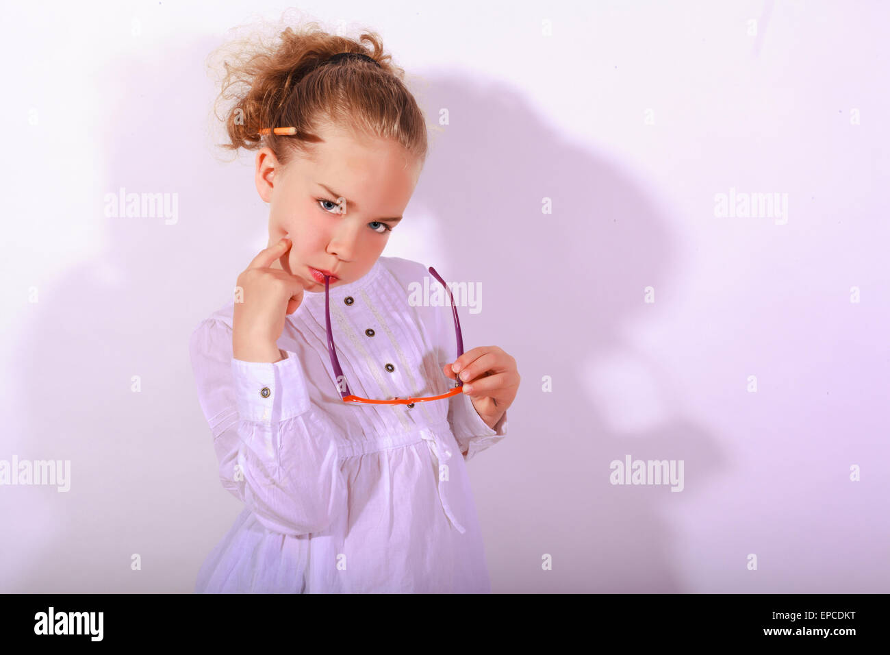 Ragazza bionda con auricolare in bocca Foto Stock