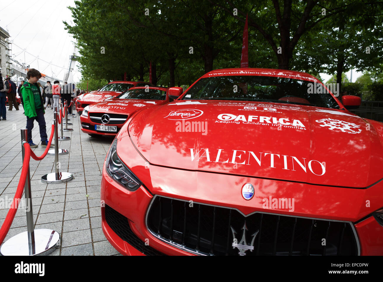 Cash & Rocket Tour inizia a Londra,(Southbank), UK. Caro rosso Italiano e Tedesco auto sul display: Maserati Mercedes Porsche Foto Stock