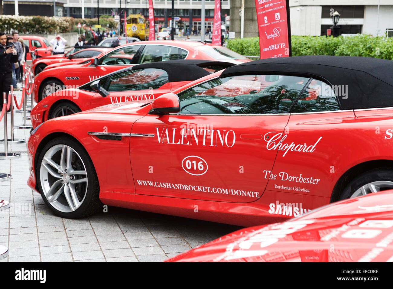 Cash & Tour a razzo 2015 inizia a Londra (Southbank), UK. Caro rosso Italiano e Tedesco auto sul display. Foto Stock