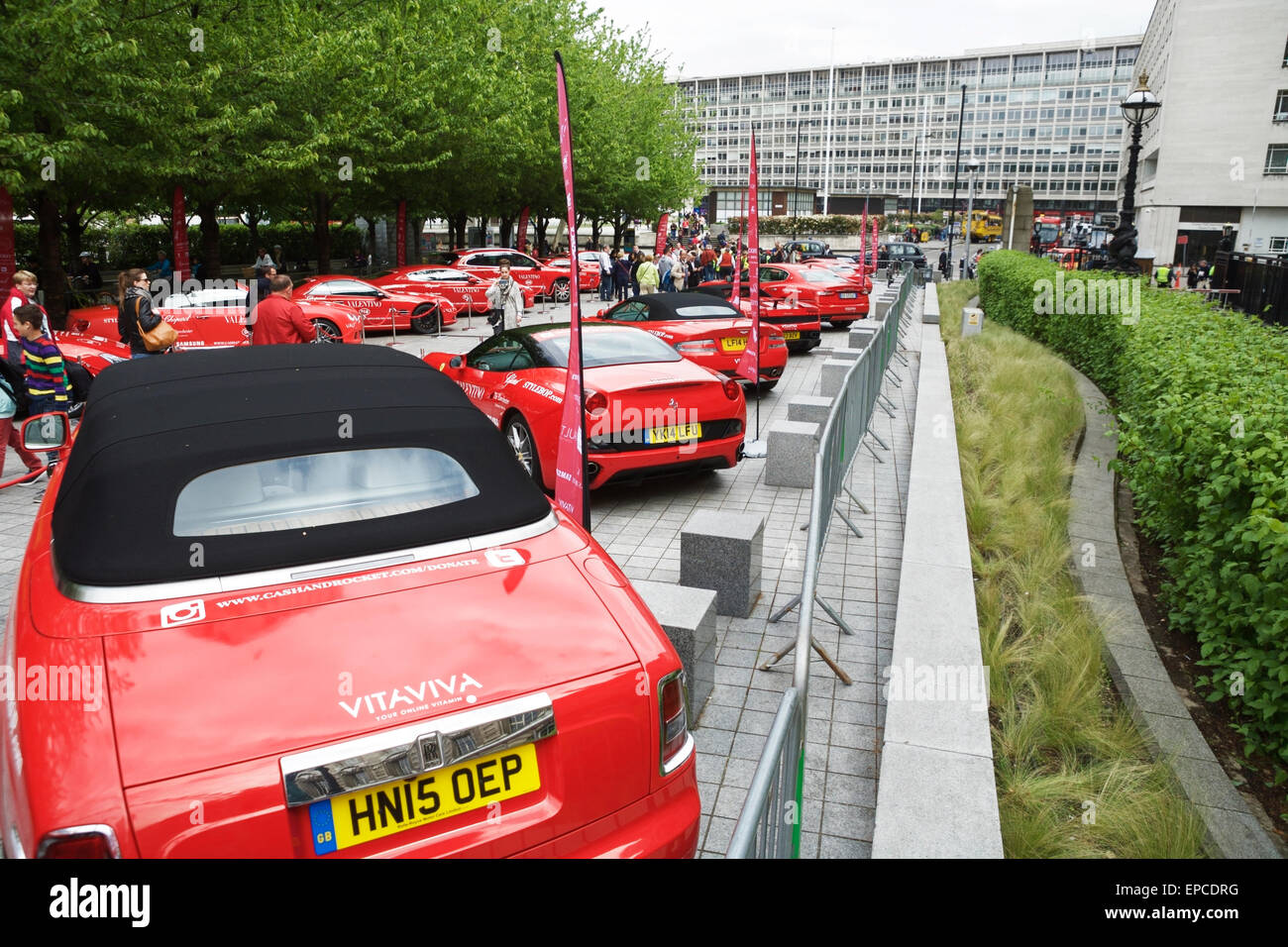 Cash & Tour a razzo 2015 inizia a Londra (Southbank), UK. Caro rosso Italiano e Tedesco auto sul display. Foto Stock