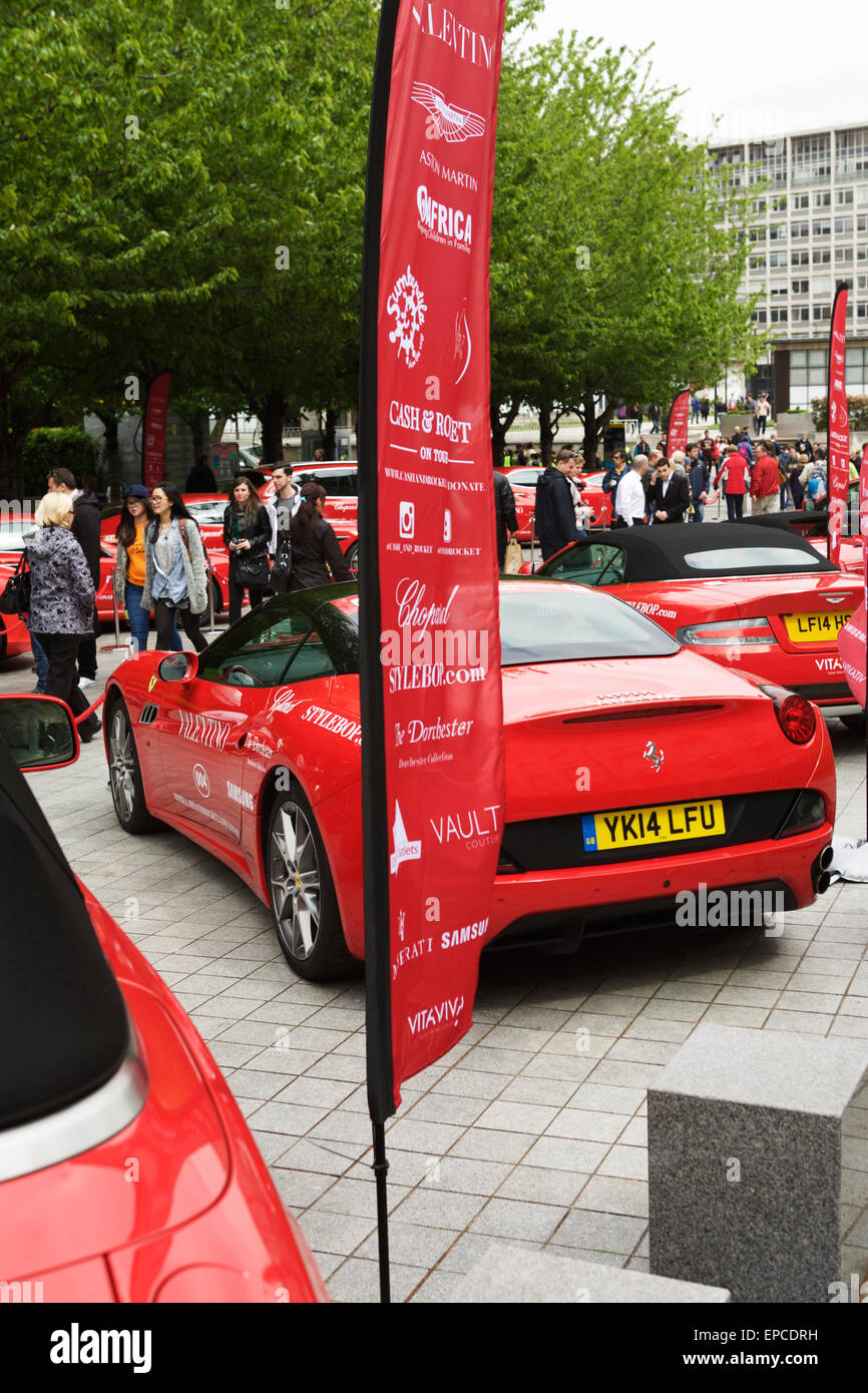 Cash & Tour a razzo 2015 inizia a Londra (Southbank), UK. Caro rosso Italiano e Tedesco auto sul display: la Ferrari . Foto Stock