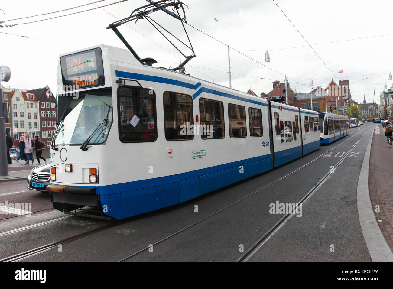 Il tram (luce locale trasporto ferroviario) voce alla stazione centrale di Amsterdam e con le persone. Foto Stock