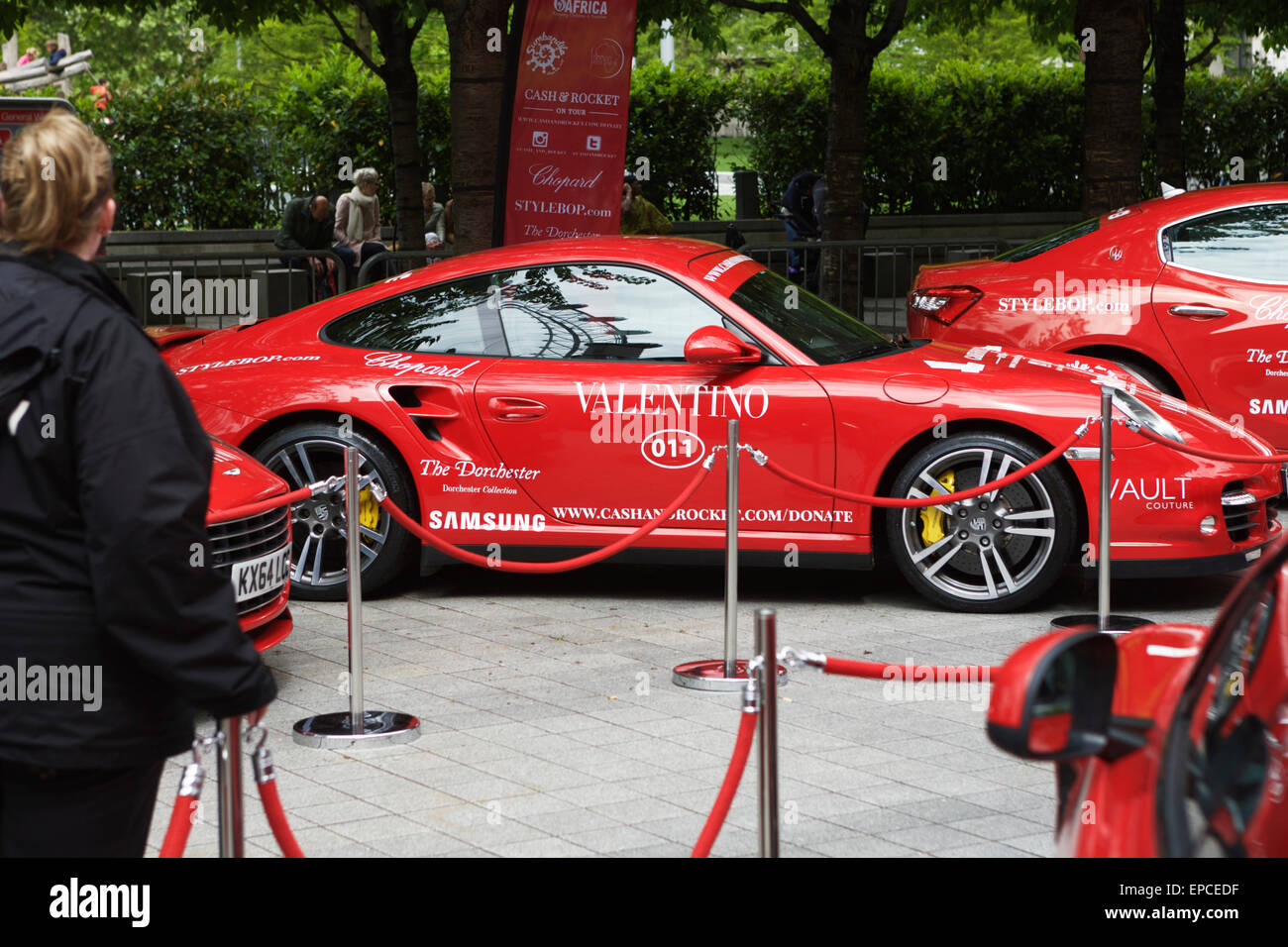 Cash & Tour a razzo 2015 inizia a Londra (Southbank), UK. Caro rosso Italiano e Tedesco auto sul display: Porsche 911. Foto Stock