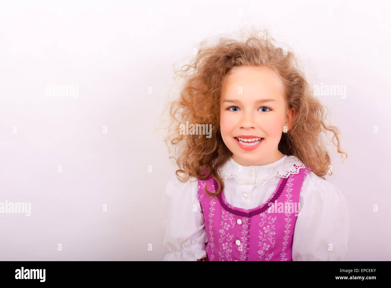 Ritratto di una piccola ragazza in tradizionali abiti bavarese Foto Stock