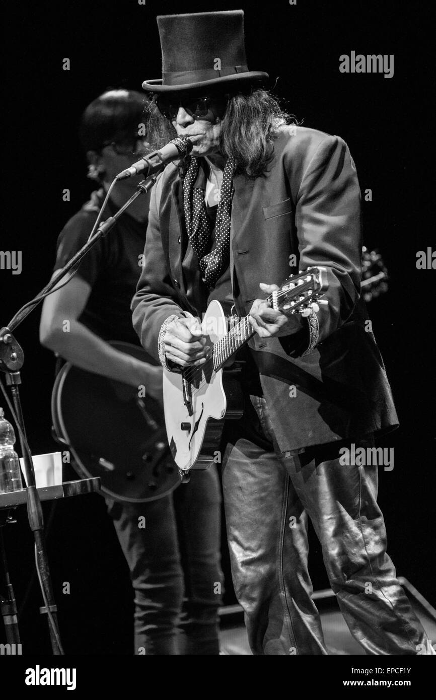 Milano Italia. Il 15 maggio 2015. La American folk-rock cantante SIXTO RODRIGUEZ suona dal vivo al Teatro Degli Arcimboldi Credito: Rodolfo Sassano/Alamy Live News Foto Stock