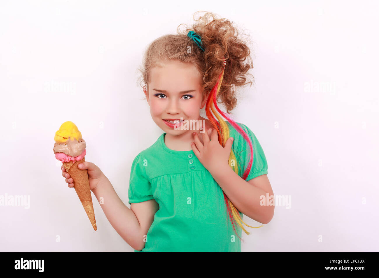 Ragazza giovane con i giganti cono gelato Foto Stock