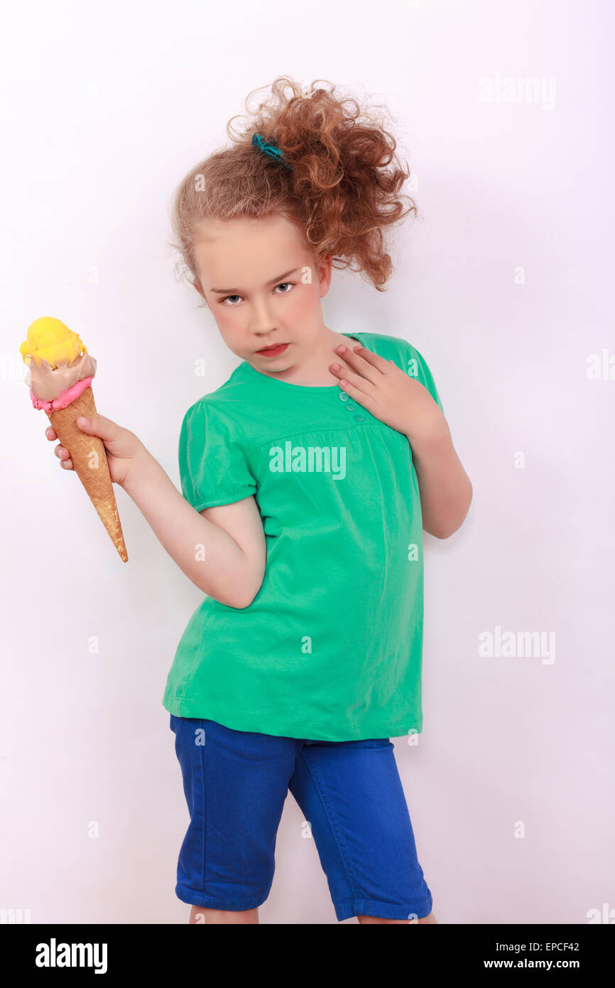 Giovane ragazza bionda con cono gelato in mano Foto Stock