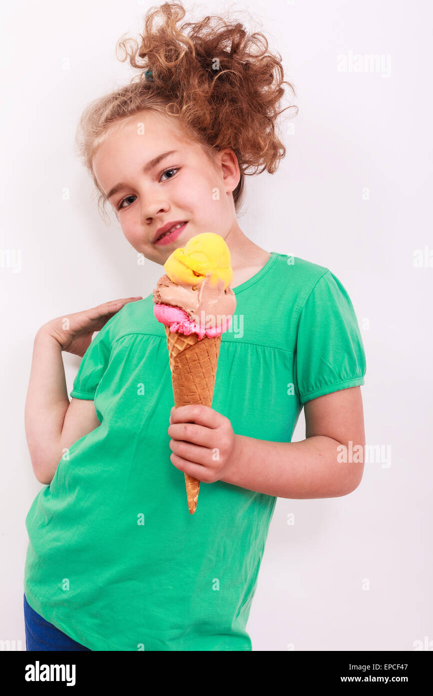 Bionda e giovane ragazza ondulata con cono gelato in mano Foto Stock