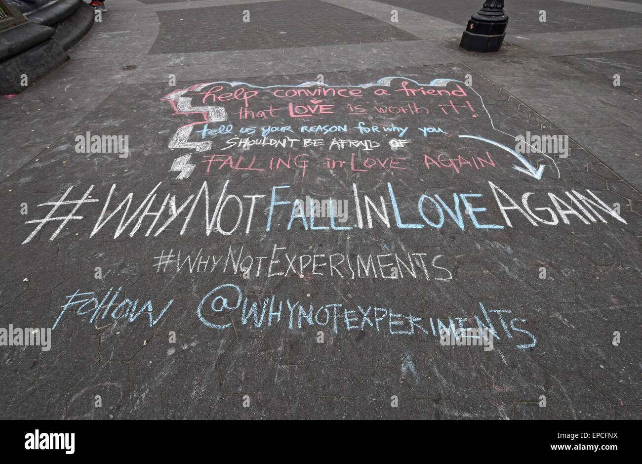 Chalk segno sul terreno promuovendo la whynot esperimenti concepiti per rendere il mondo un luogo più felice. In Washington Square Park Foto Stock