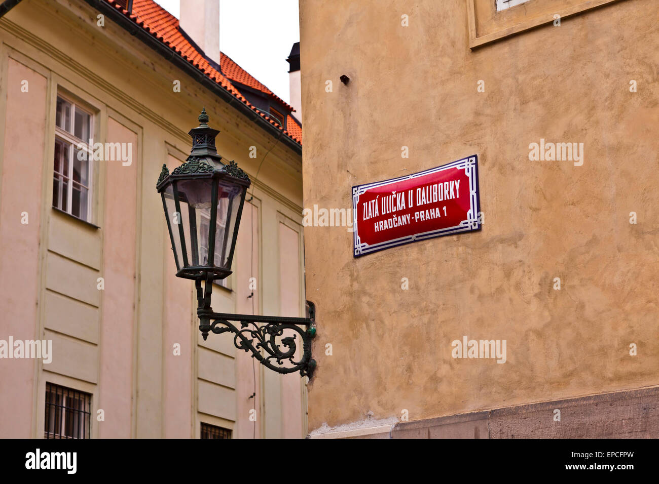 Golden Lane strada segno presso il Castello di Praga a Praga. Foto Stock