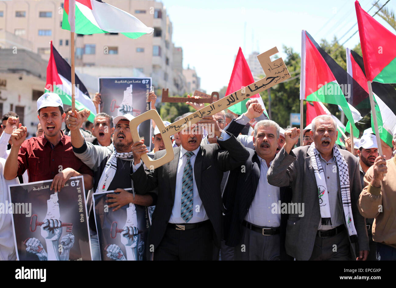 La città di Gaza, Striscia di Gaza, Territori palestinesi. 16 Maggio, 2015. Palestinesi prendere parte in una marcatura di marzo il sessantasettesimo anniversario della ''La Nakba'', nella Striscia di Gaza City, il 16 maggio 2015. ''La Nakba'' significa in arabo "catastrofe" in riferimento alla nascita dello Stato di Israele 67 anni fa in British-Palestina mandataria, che ha causato lo sfollamento di centinaia di migliaia di palestinesi che sono fuggiti o sono stati cacciati dalle loro case durante la guerra del 1948 su Israele la creazione del credito: Ashraf Amra/immagini APA/ZUMA filo/Alamy Live News Foto Stock