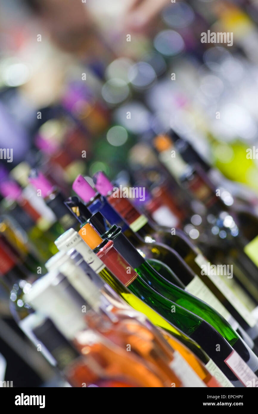 Le bottiglie di vino per una degustazione in una cantina Foto Stock