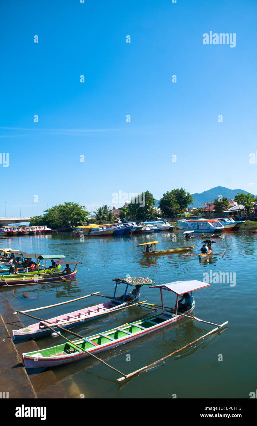 Porto di Manado in indonesia sulawesi wth di piccole imbarcazioni Foto Stock