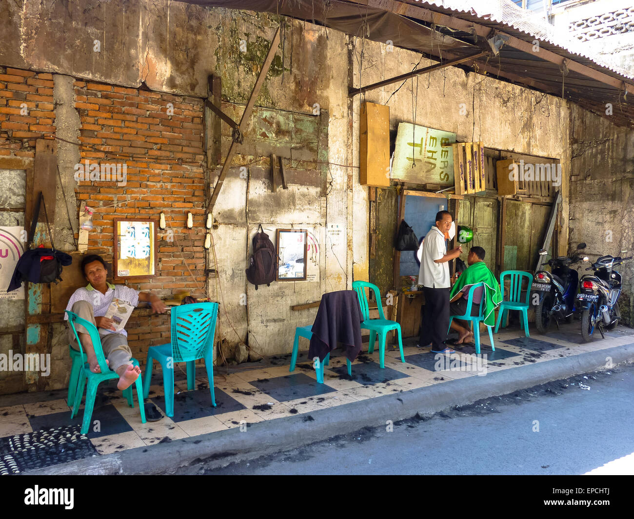 Barbiere in strada a Manado in indonesia sulawesi Foto Stock