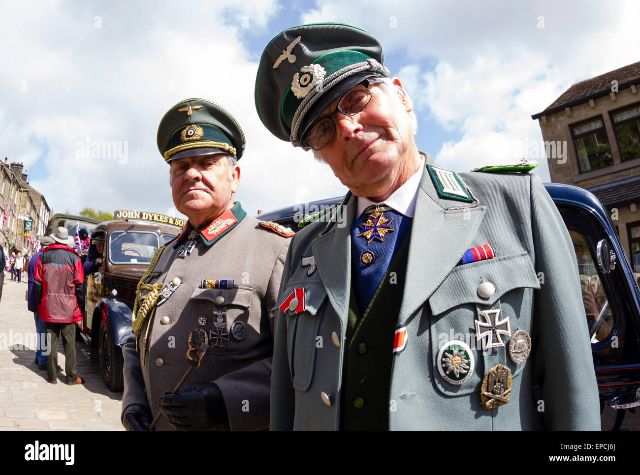 Haworth, West Yorkshire, Regno Unito. 16 Maggio, 2015. Due uomini vestiti in Esercito Tedesco uniformi a Haworth 1940s weekend, un evento annuale in cui la gente in costume e visitare il villaggio di Haworth a rivivere i 1940s. Dopo i reclami in anni precedenti, gli organizzatori hanno chiesto che la gente non si usura uniformi tedesche. Credito: West Yorkshire Immagini/Alamy Live News Foto Stock