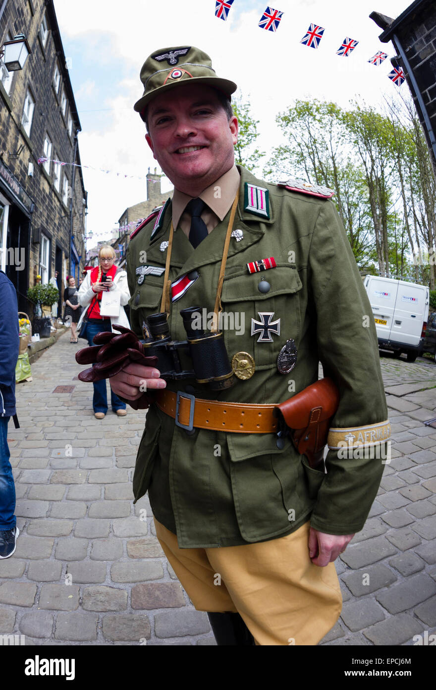 Haworth, West Yorkshire, Regno Unito. 16 Maggio, 2015. Un uomo vestito di  Esercito Tedesco uniformi a Haworth 1940s weekend, un evento annuale in cui  la gente in costume e visitare il villaggio