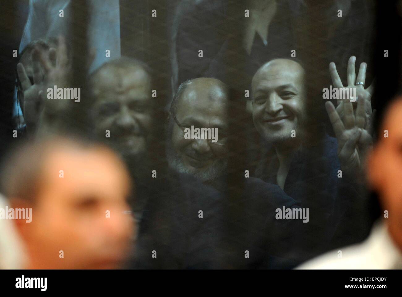 Il Cairo, Egitto. 16 Maggio, 2015. Egiziano Fratellanza Musulmana figura in alto, Mohamed el-Beltagy lampeggia quattro dito simbolo noto come ''Rabaa'' da dietro la convenuta gabbia come il giudice legge il verdetto condanna lui e più di 100 altri imputati a una corte nella periferia del Cairo, 16 maggio 2015. Un tribunale egiziano di sabato ha chiesto la pena di morte per gli ex presidente Mohamed Mursi e più di 100 altri membri della Fratellanza Musulmana in connessione con una massa jail break in 2011 Credit: Stringer/immagini APA/ZUMA filo/Alamy Live News Foto Stock