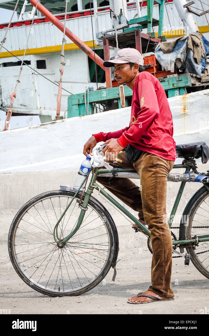 Heri (43 anni) da Demak, Java Centrale. Egli è una bicicletta taxi rider, localmente denominata "ojek sepeda' per dieci anni, che si basa in parte anteriore della stazione della città ogni giorno dalla mattina al pomeriggio, con un reddito medio di Rp. 80 mila, il quale è ottenuto da alcuni passeggeri. Il percorso seguito è il Mangga Dua, Pluit, Sunda Kelapa e Pasar Pagi e alternativa per breve distanza di trasporto pubblico in Indonesia la città capitale. (Foto di Garry Andrew Lotulung / Pacific Stampa) Foto Stock