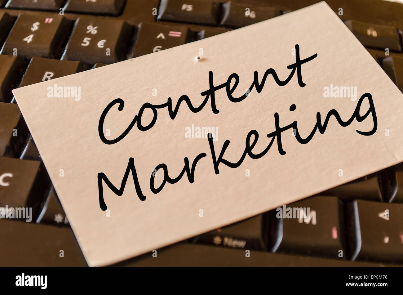 Contenuto il concetto di marketing sulla tastiera nera Foto Stock